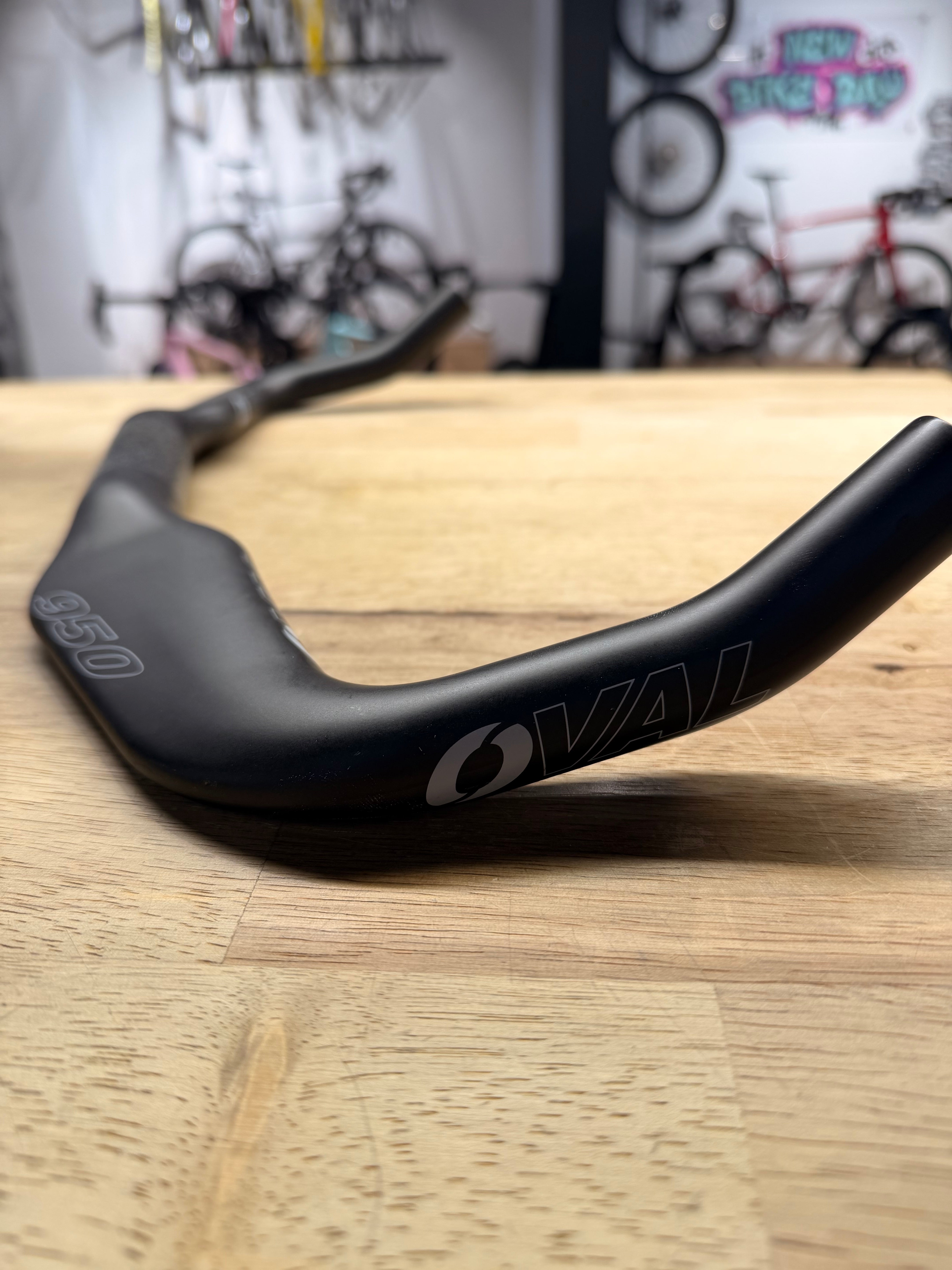 Oval Concepts 950 Carbon Bullhorn 31,8mm - Schwarz 420mm