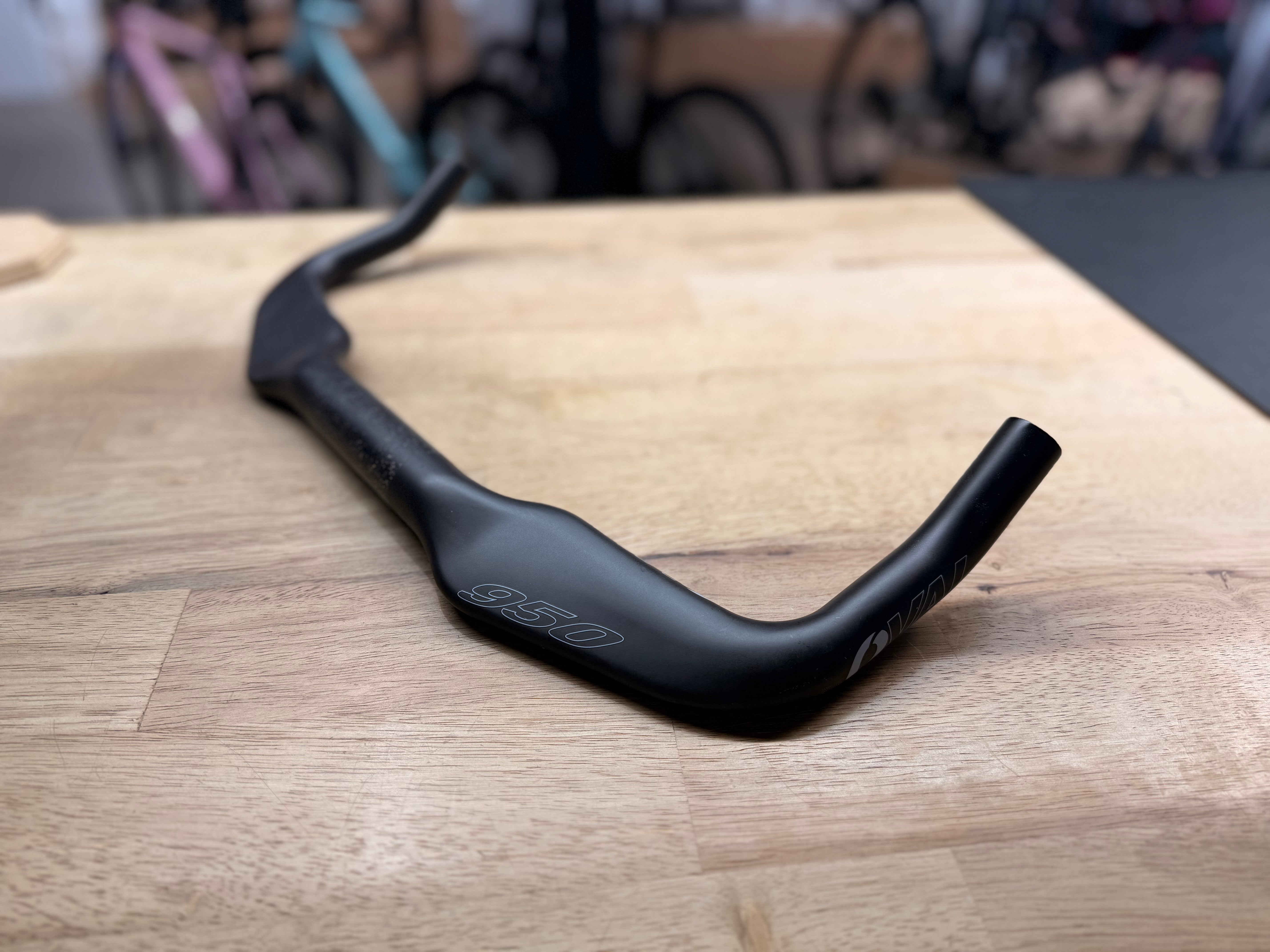 Oval Concepts 950 Carbon Bullhorn 31,8mm - Schwarz 420mm