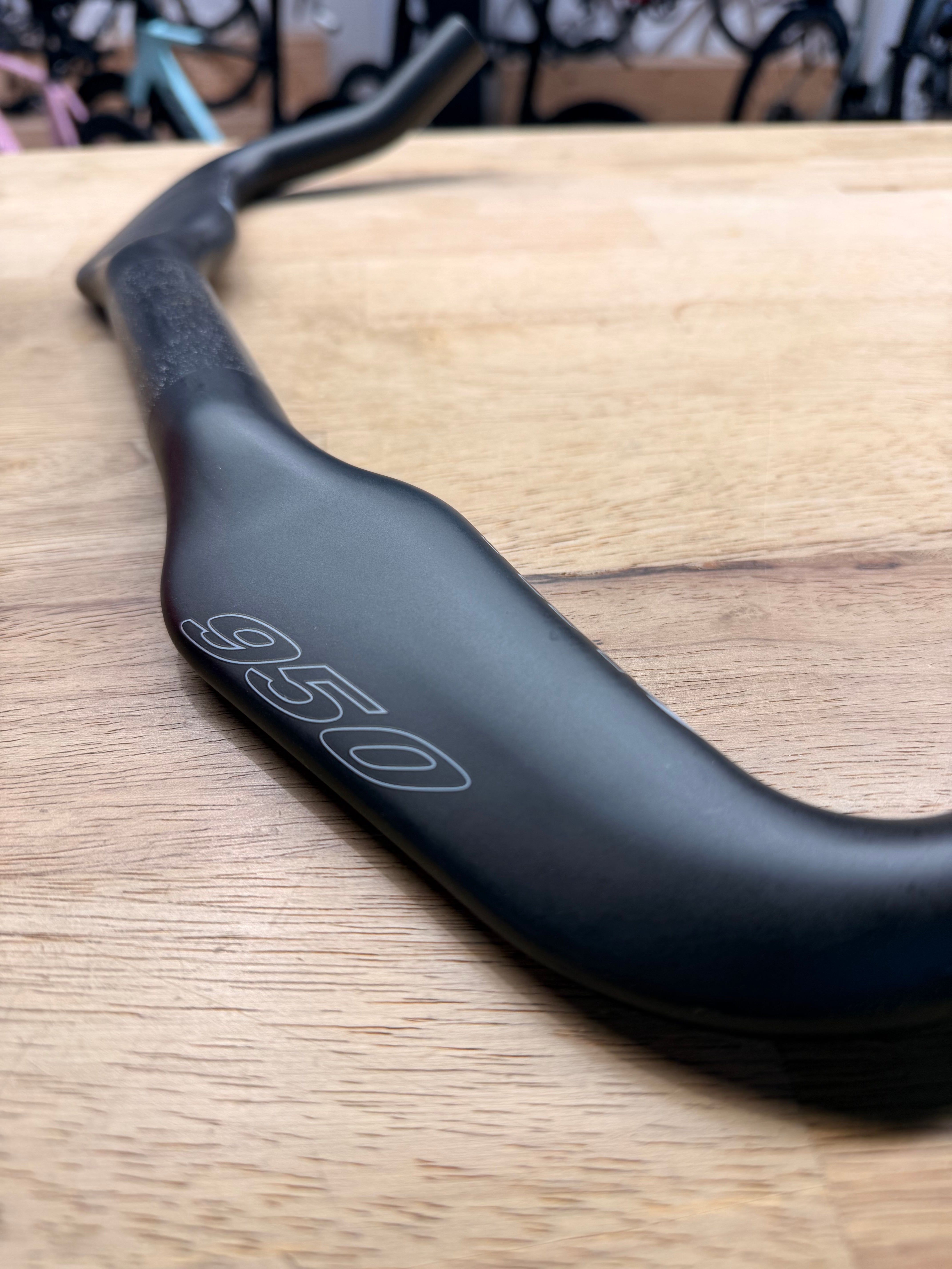 Oval Concepts 950 Carbon Bullhorn 31,8mm - Schwarz 420mm