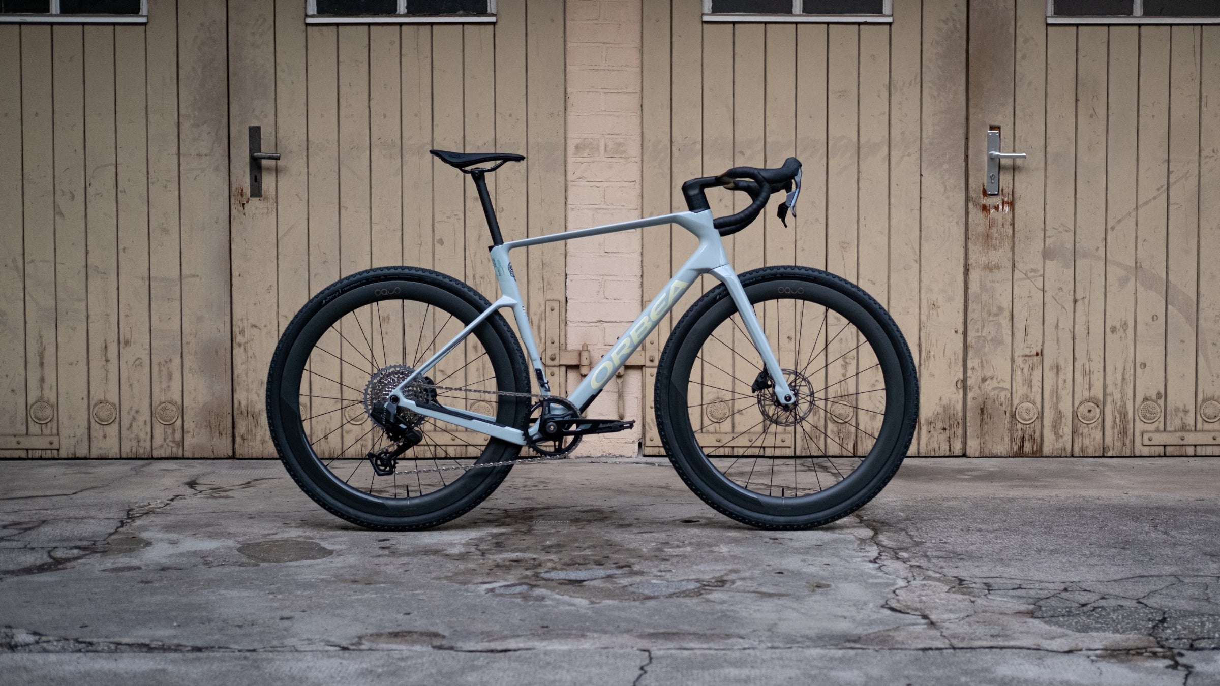 Orbea TERRA Race M31eLTD SRAM Rival 1x13 - Frost Concrete