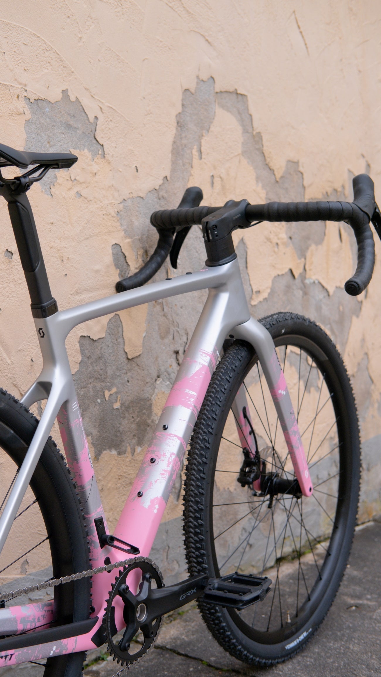 Scott Addict Gravel 30 - Carbon Grey / Pink