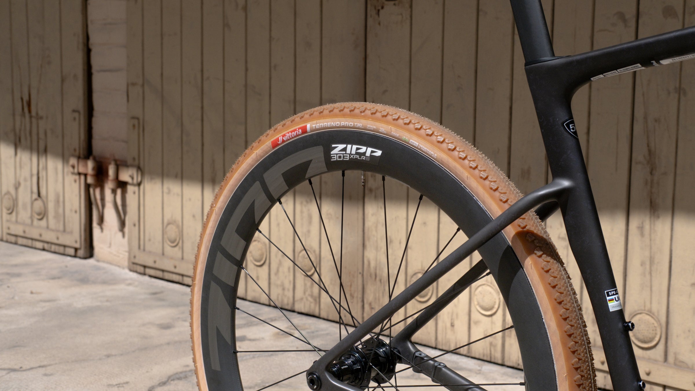 ZIPP 303 XPLR S (B1) Carbon Laufrad Tubeless, Centerlock - Dark Grey Decals