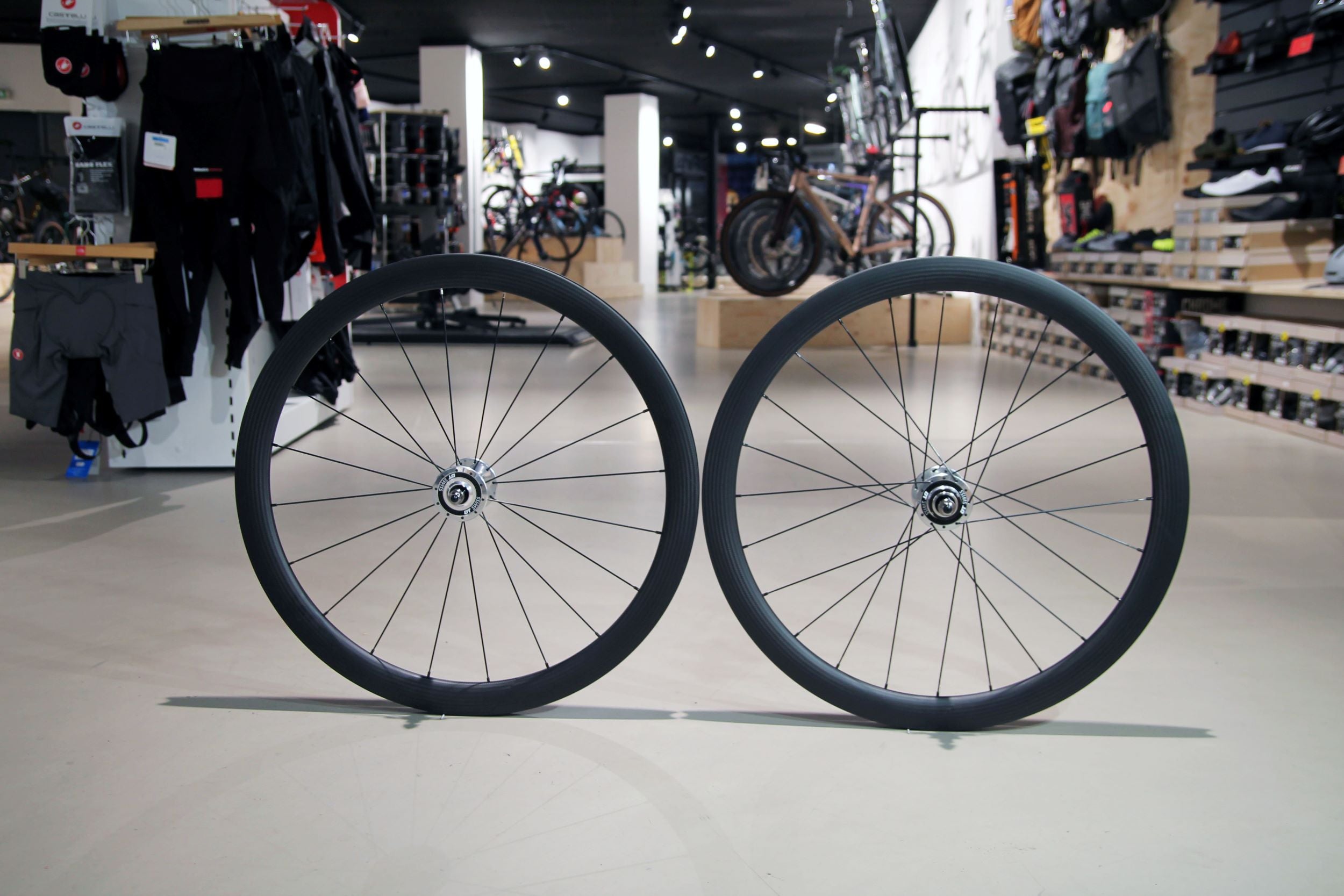 SMParts. Force 45 TLR 3K Twill Weave x DT SWISS 370 Track 20/24 Loch Laufradsatz