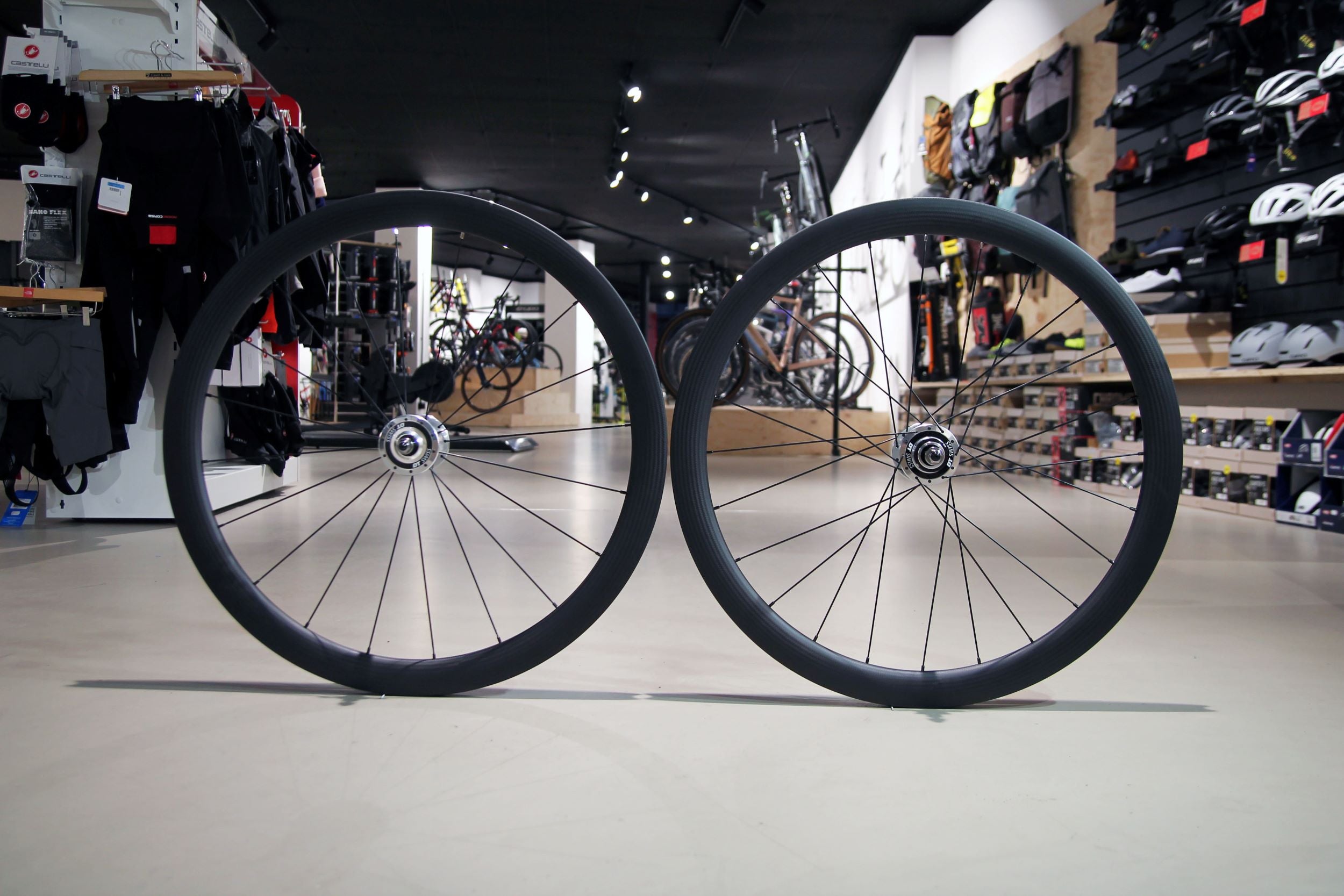 SMParts. Force 45 TLR 3K Twill Weave x DT SWISS 370 Track 20/24 Loch Laufradsatz