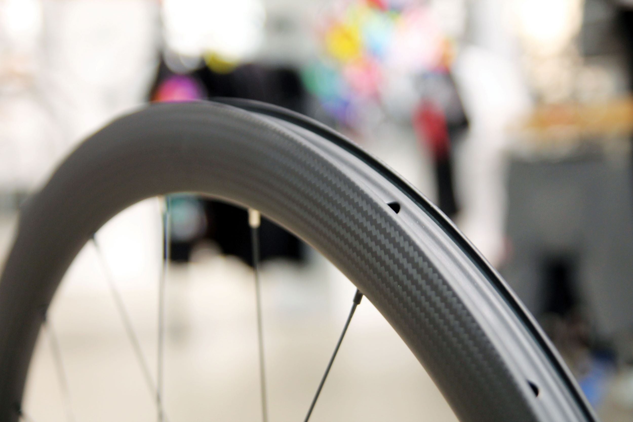 SMParts. Force 45 TLR 3K Twill Weave x DT SWISS 370 Track 20/24 Loch Laufradsatz