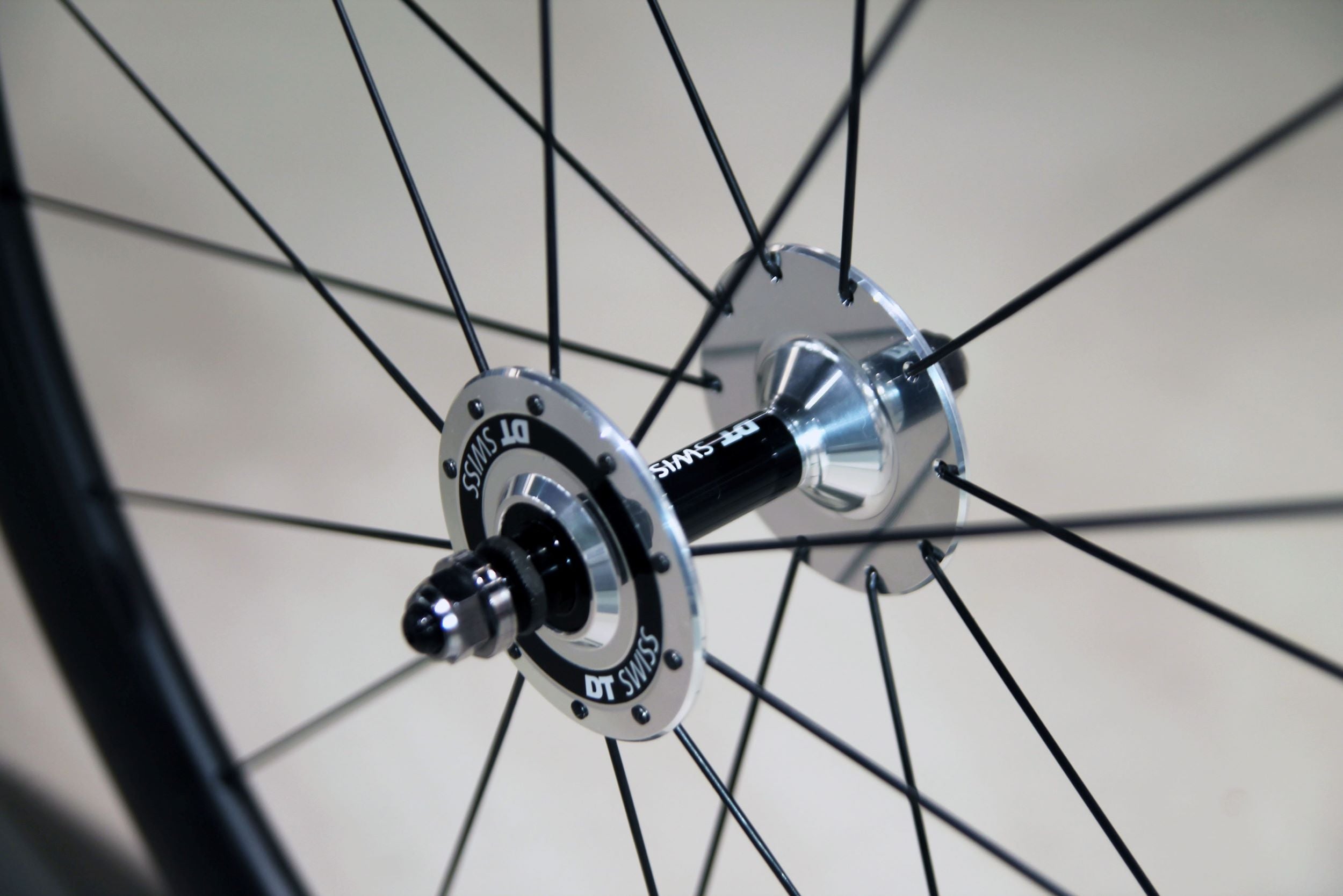 SMParts. Force 45 TLR 3K Twill Weave x DT SWISS 370 Track 20/24 Loch Laufradsatz