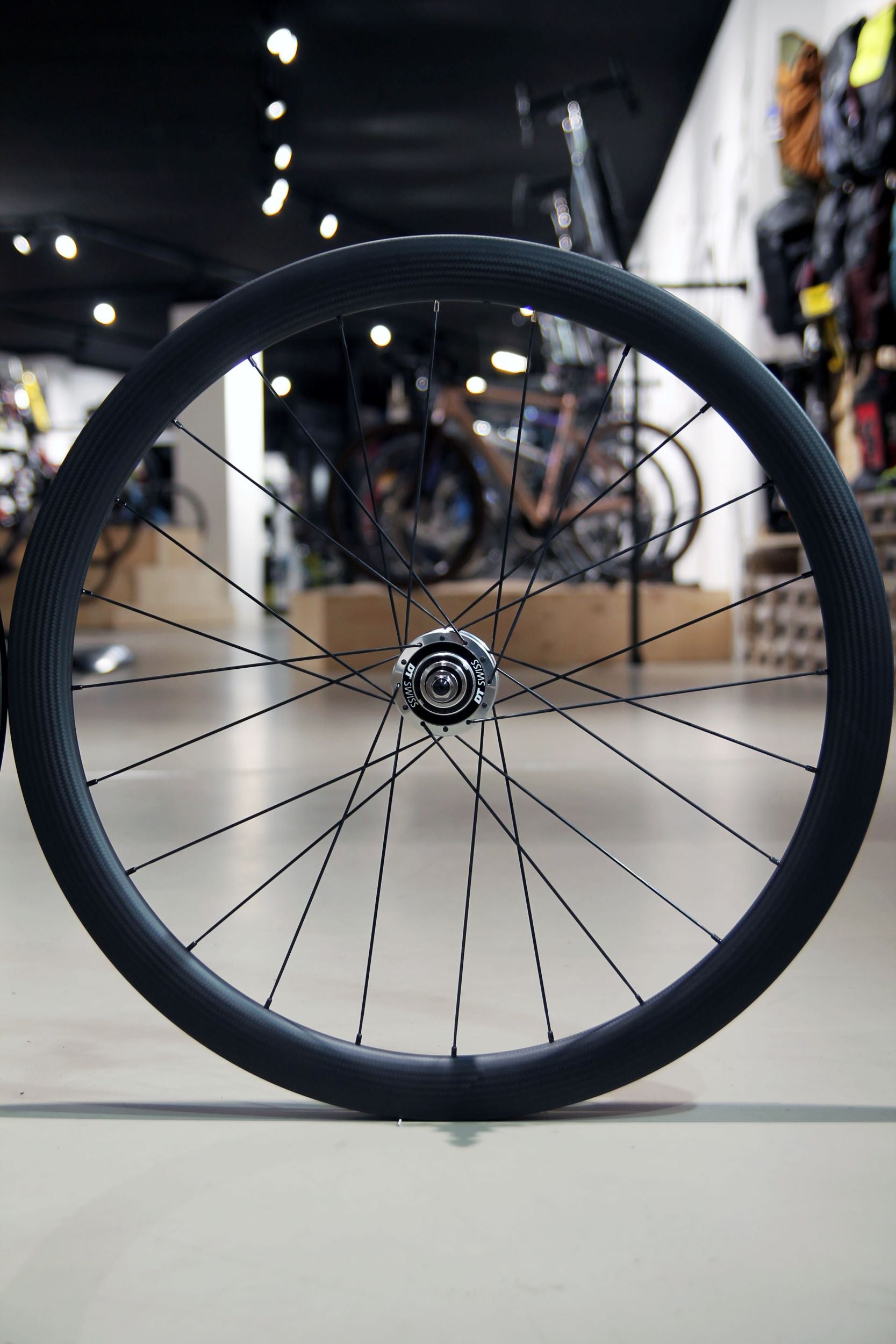 SMParts. Force 45 TLR 3K Twill Weave x DT SWISS 370 Track 20/24 Loch Laufradsatz