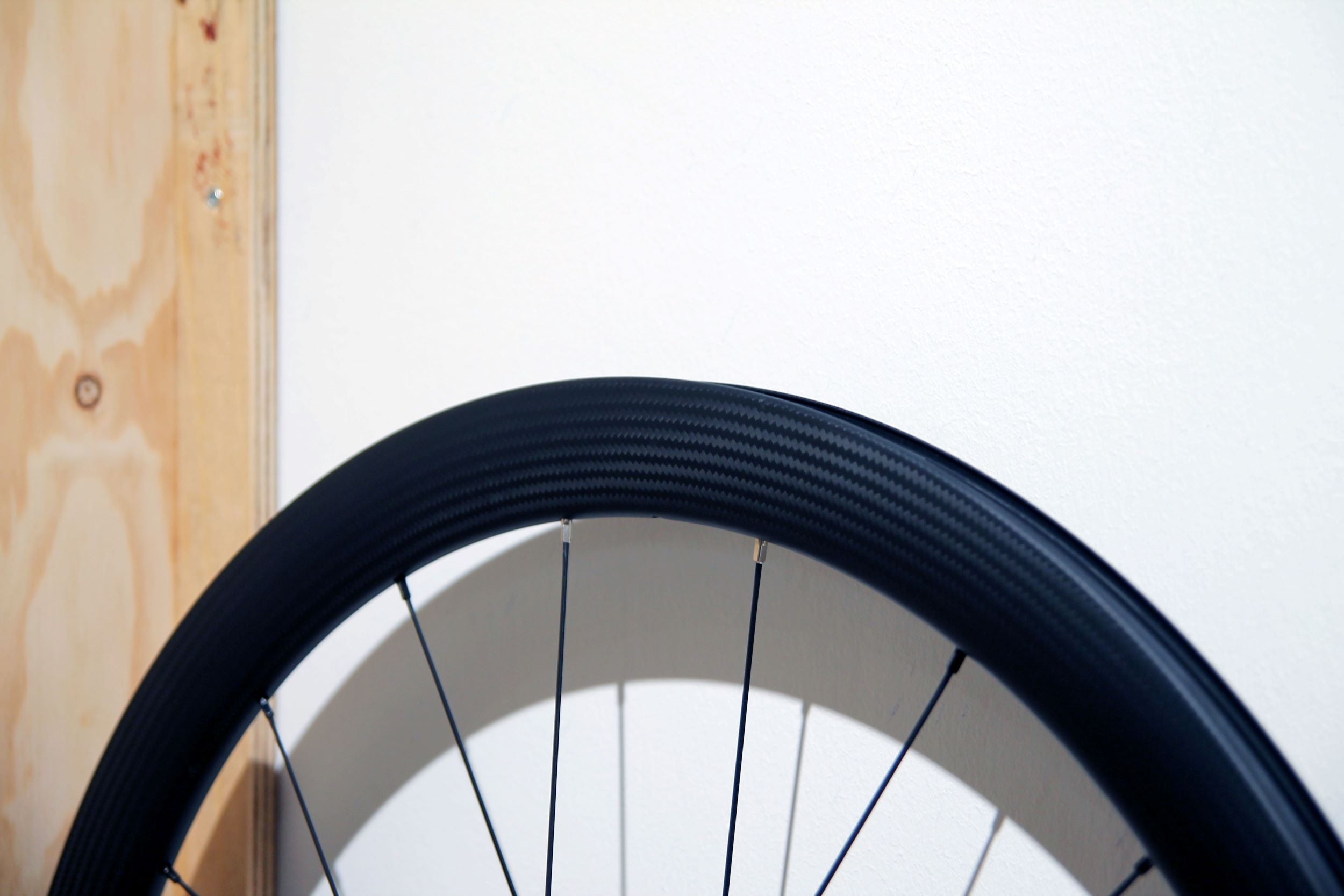 SMParts. Force 45 TLR 3K Twill Weave x DT SWISS 370 Track 20/24 Loch Laufradsatz