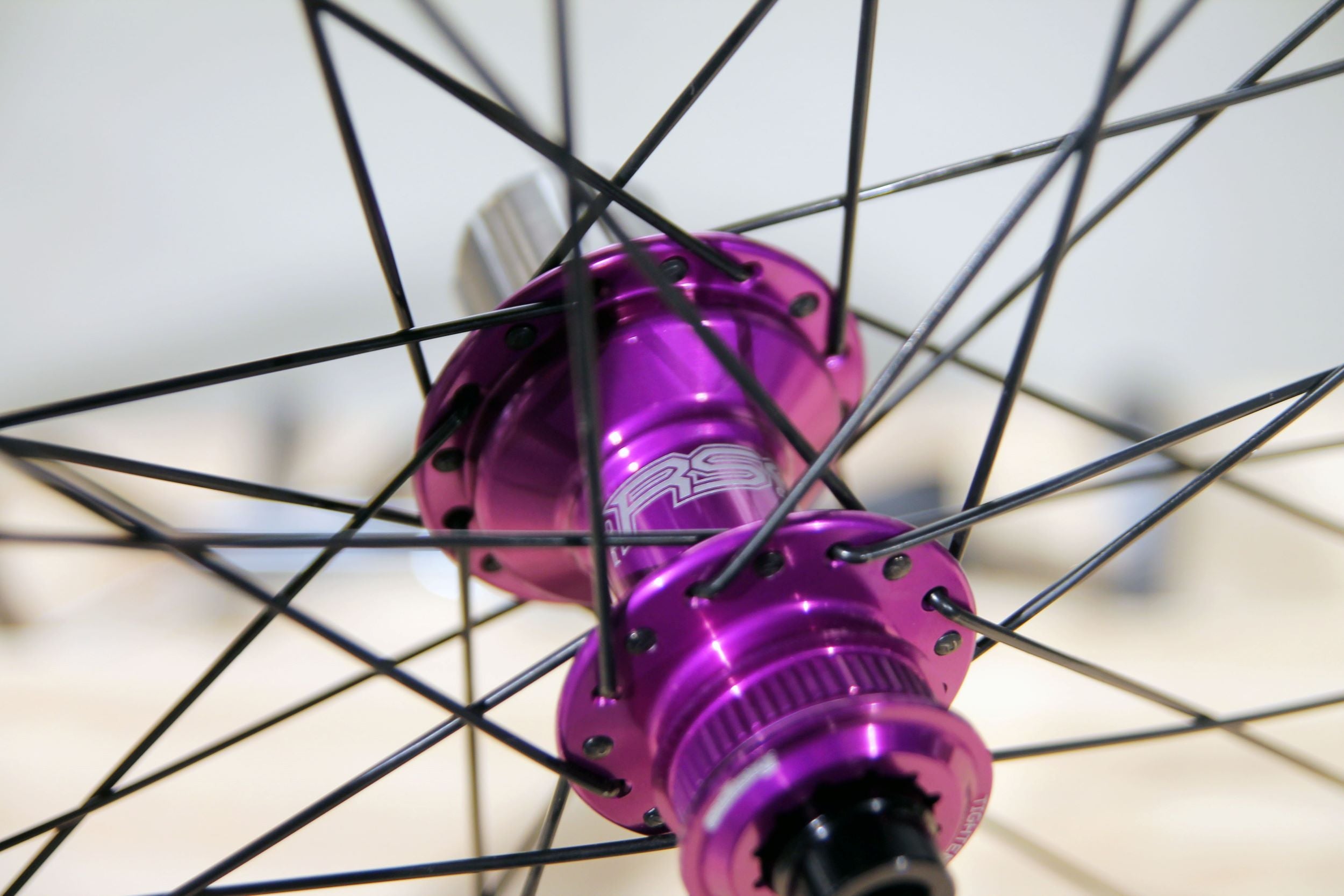 SMParts. Force 45 TLR UD Matt x HOPE RS4 Road 24/24 Loch Laufradsatz, Lila