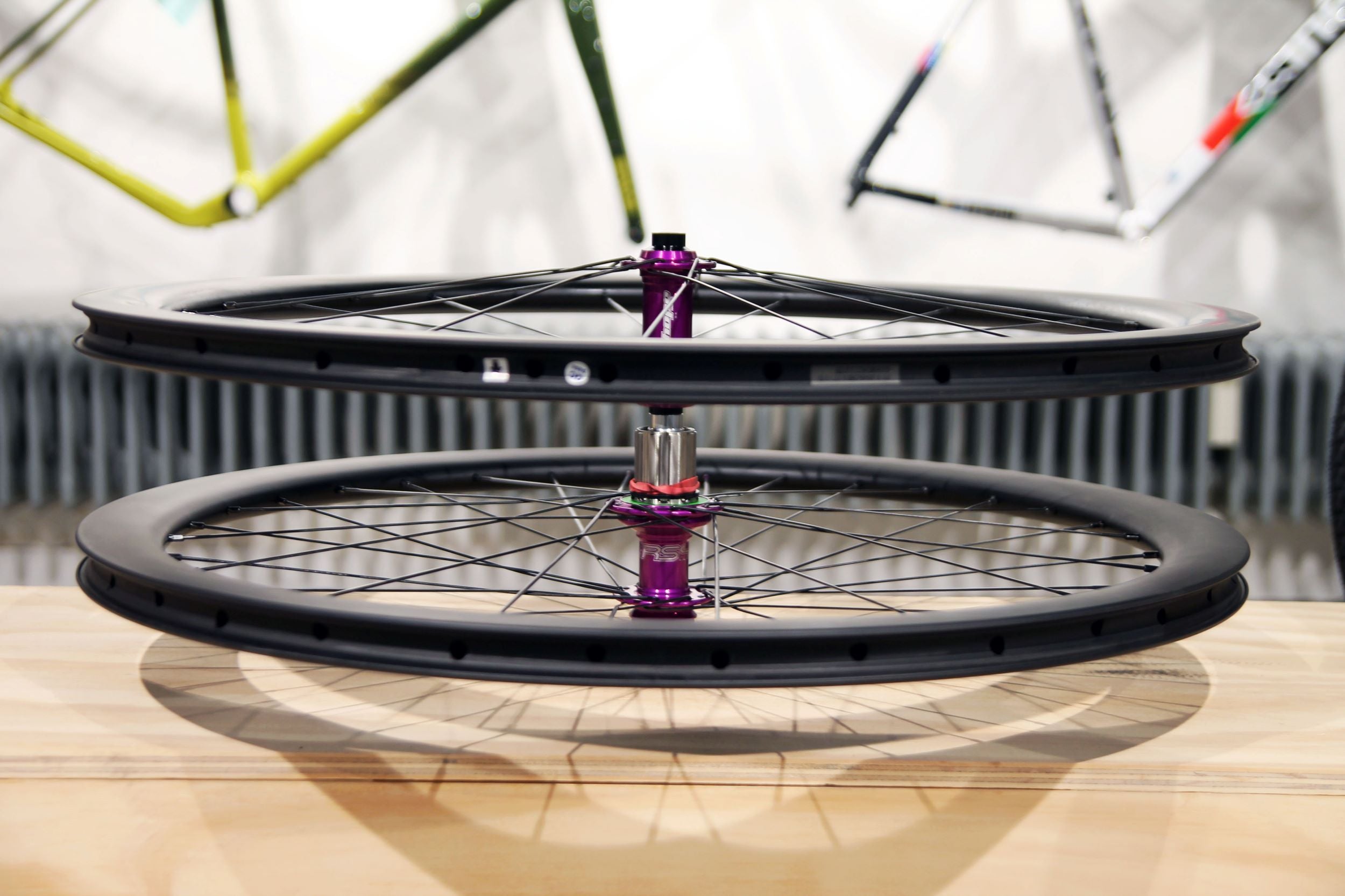 SMParts. Force 45 TLR UD Matt x HOPE RS4 Road 24/24 Loch Laufradsatz, Lila