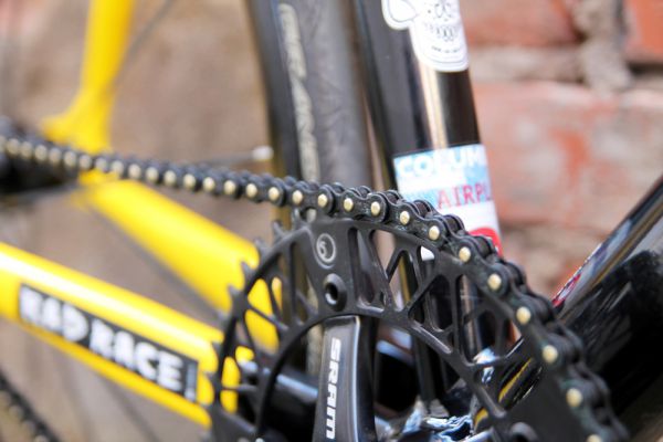 Izumi Jet Track Kette 1/8" x 1/2" Schwarz/Goldene Pins