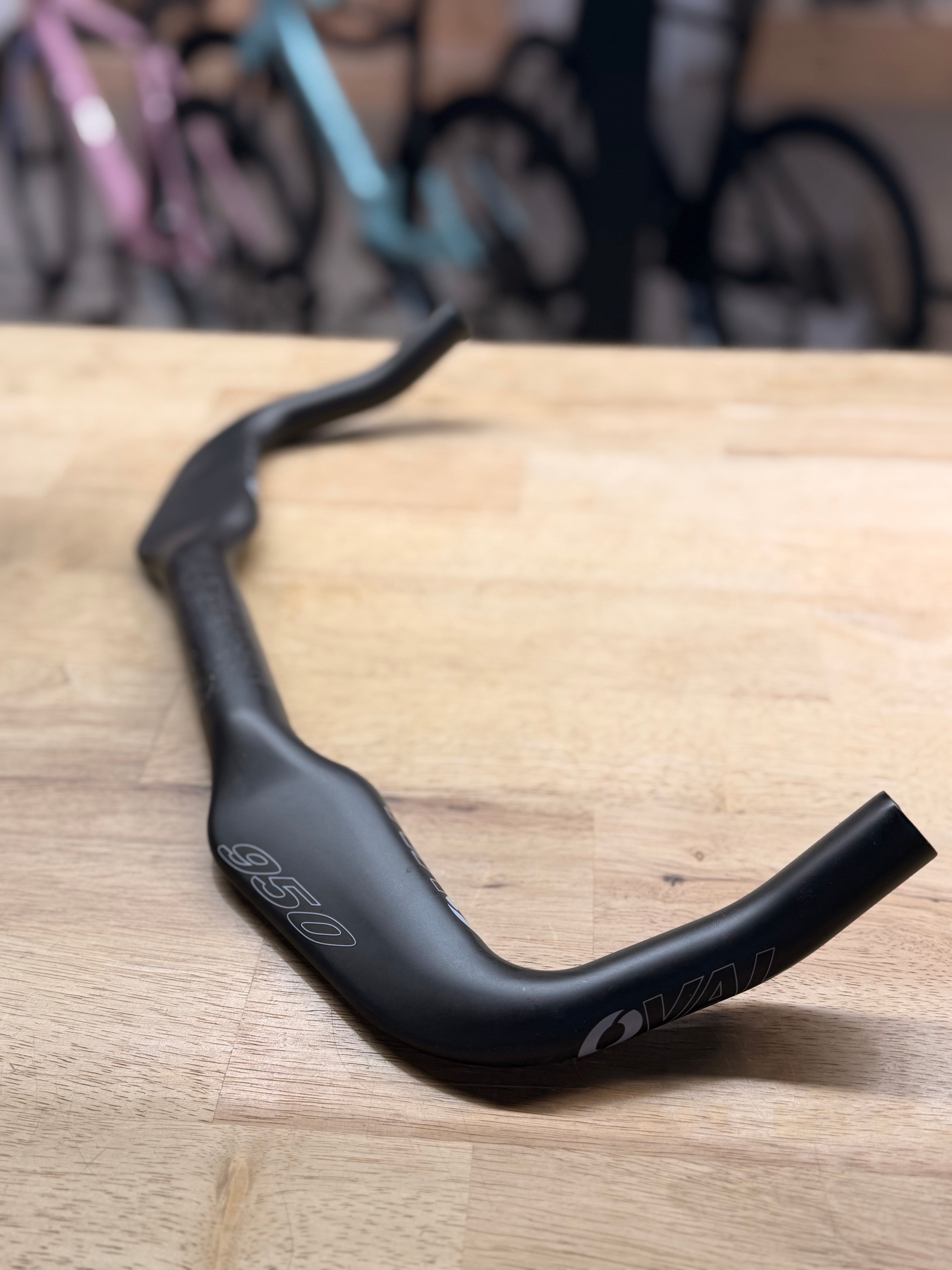 Oval Concepts 950 Carbon Bullhorn 31,8mm - Schwarz 420mm