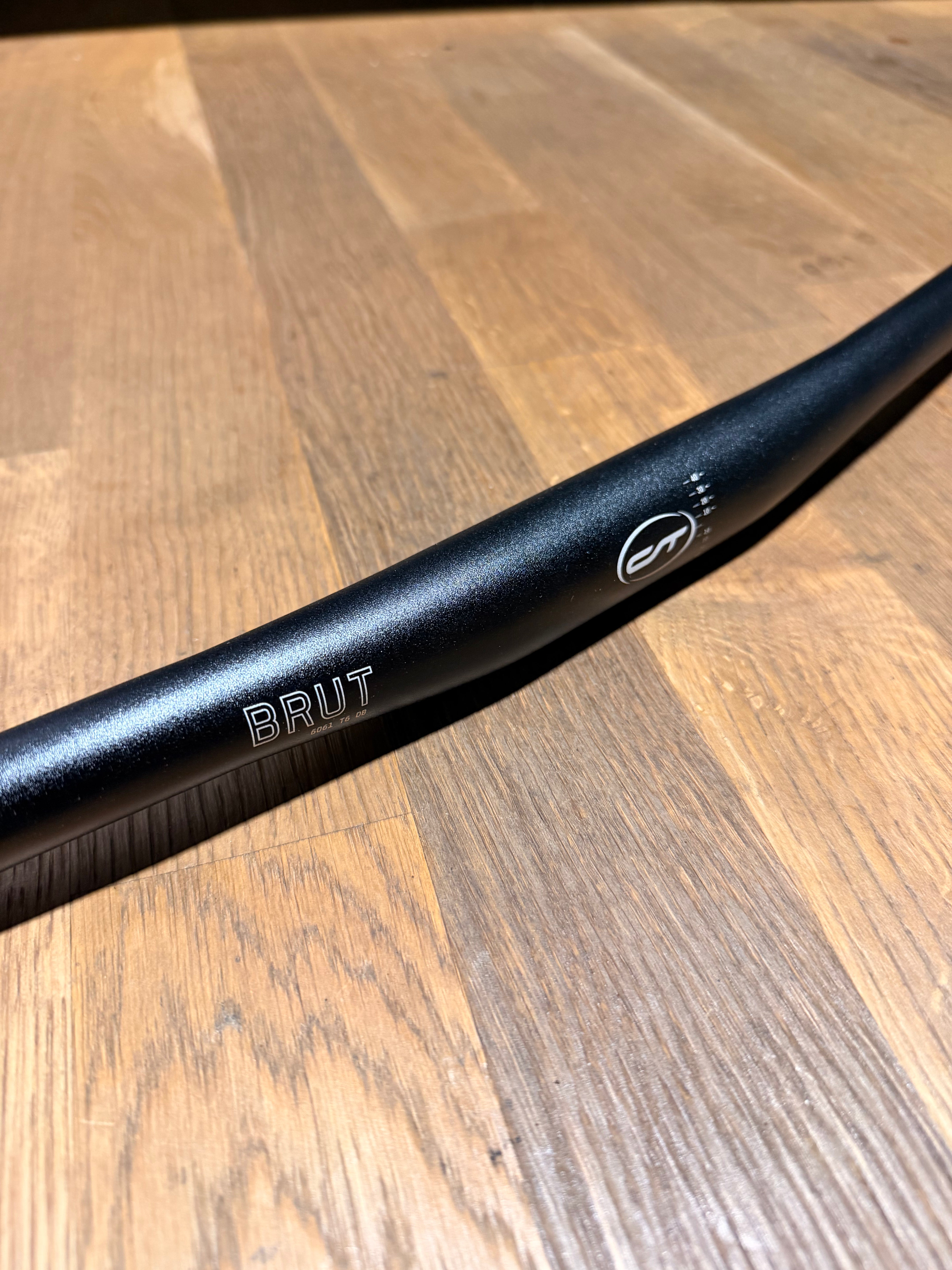 Contec Brut Flat Bar 31.8mm Black 720mm - Black