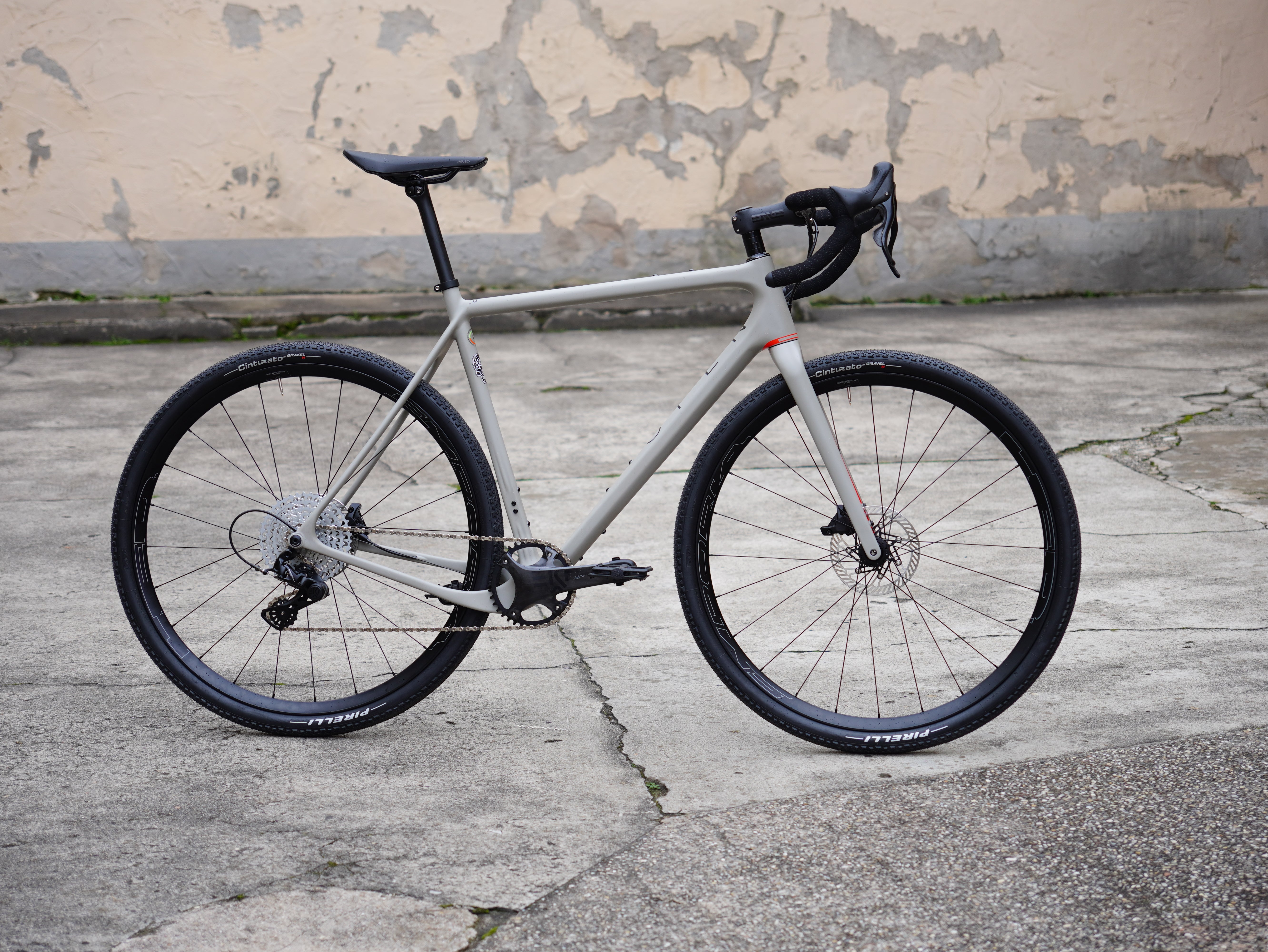 OPEN U.P. Gravel Bike Komplettrad / Campa EKAR 13-fach / ENVE & HED - Grey Matt / Red