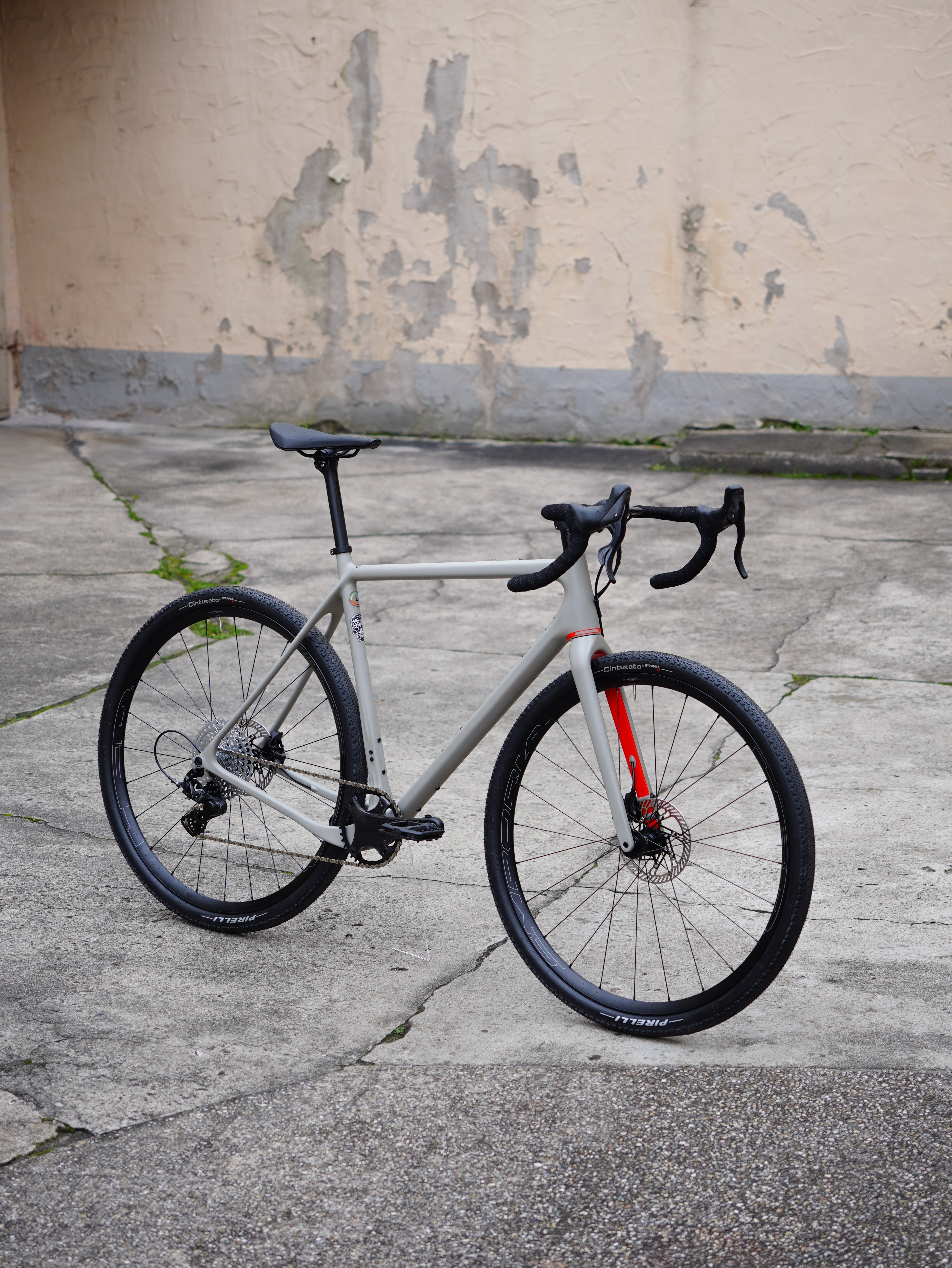 OPEN U.P. Gravel Bike Komplettrad / Campa EKAR 13-fach / ENVE & HED - Grey Matt / Red