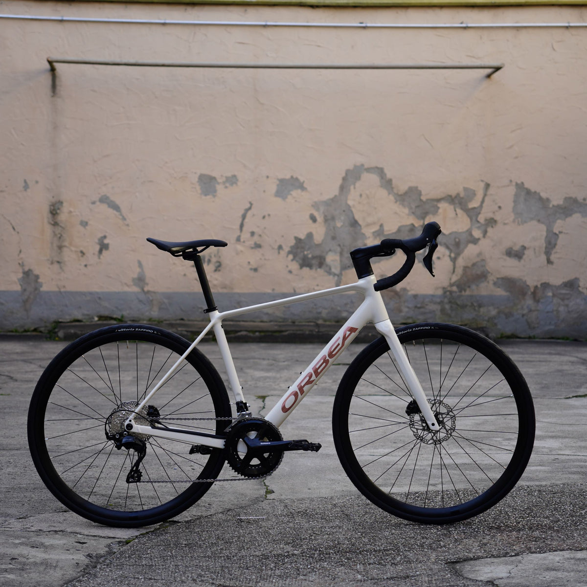 orbea avant rennrad Orbea AVANT H30 (2025), 2x12, Ivory White / Titan Bronze