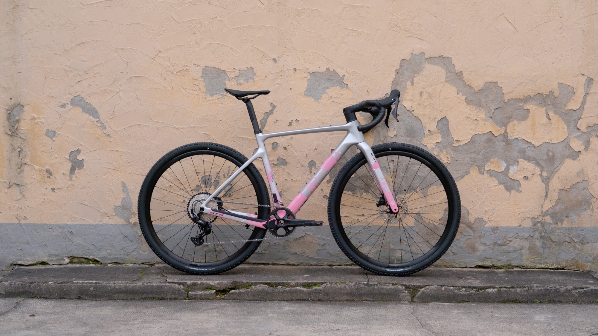 Scott Addict Gravel 30 - Carbon Grey / Pink