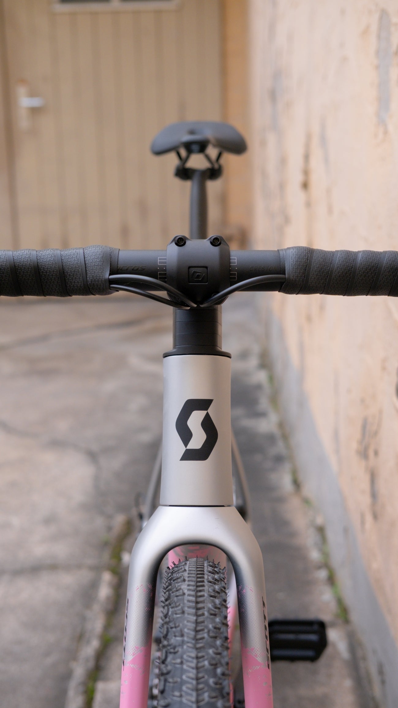 Scott Addict Gravel 30 - Carbon Grey / Pink