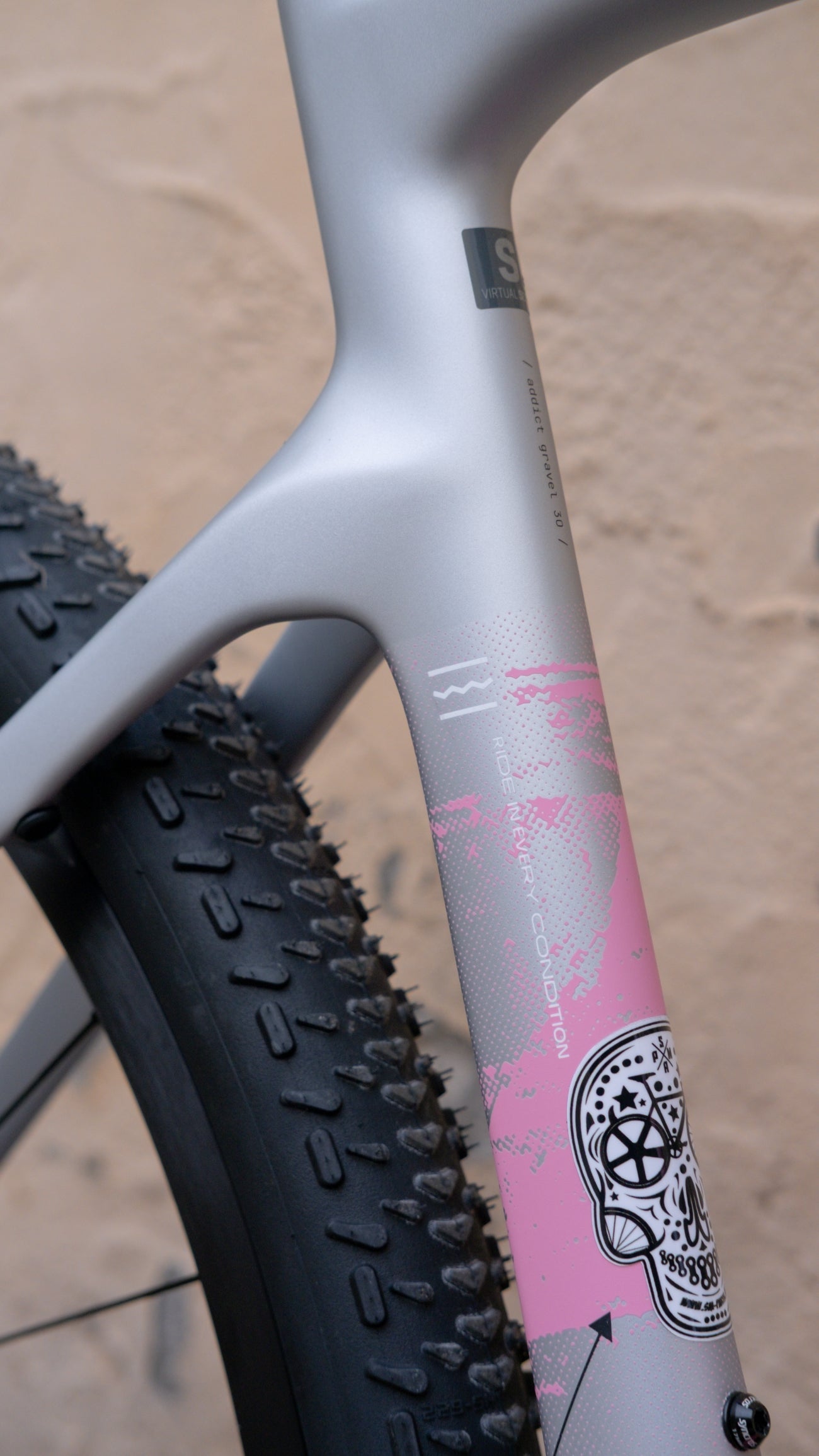 Scott Addict Gravel 30 - Carbon Grey / Pink