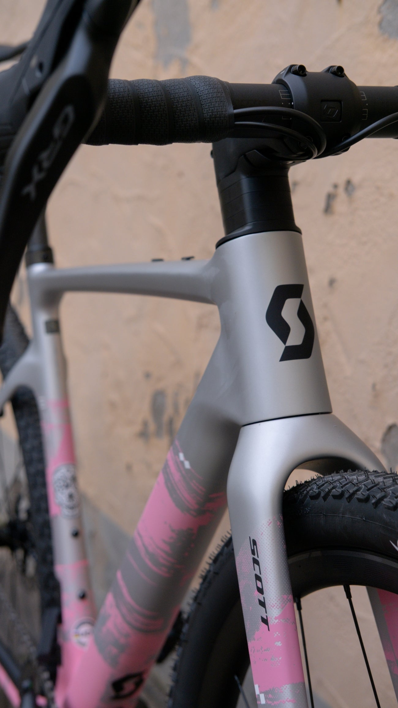Scott Addict Gravel 30 - Carbon Grey / Pink