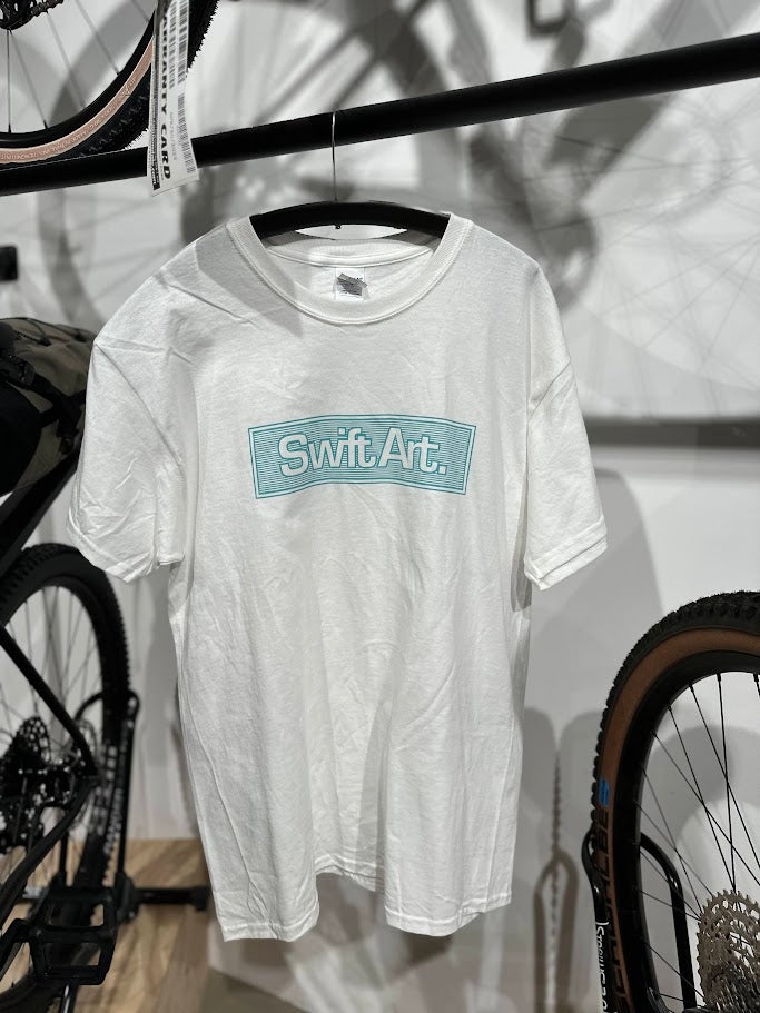 SwiftArt. T-Shirt "Logo" - Weiß