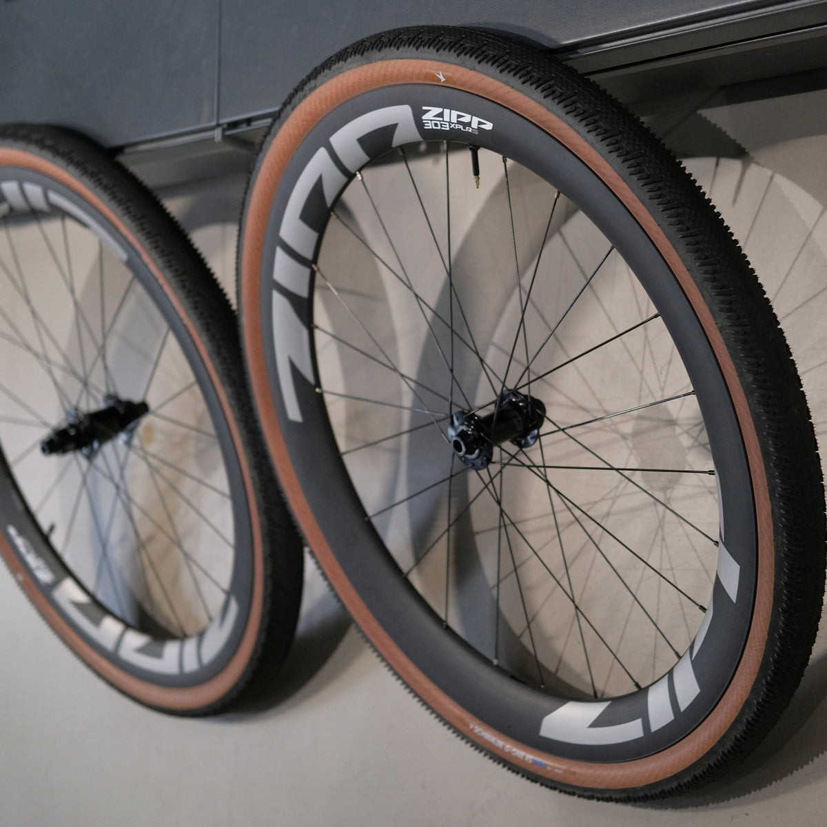 zipp rennrad felgen 303 XPLR S Carbon Laufrad Tubeless Centerlock COLOR:Black/Orange ATB BBF 